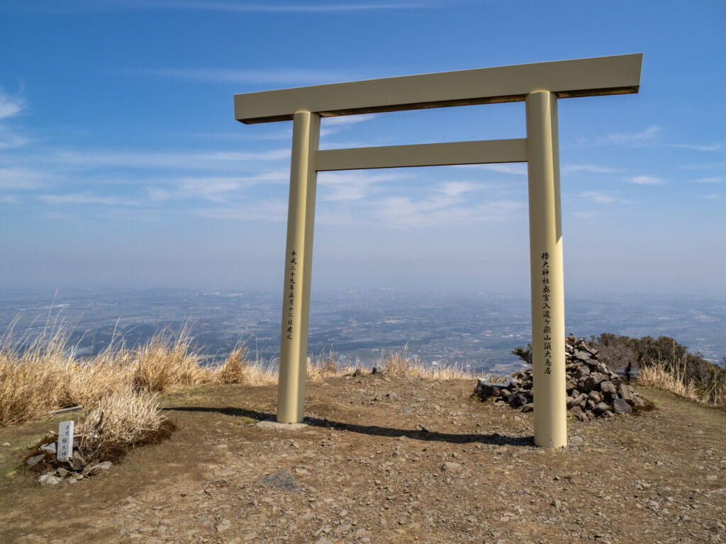入道ヶ岳の頂上の鳥居
