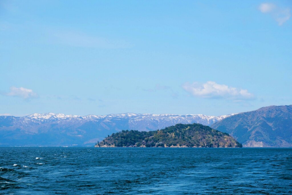 ひょうたん島のような竹生島