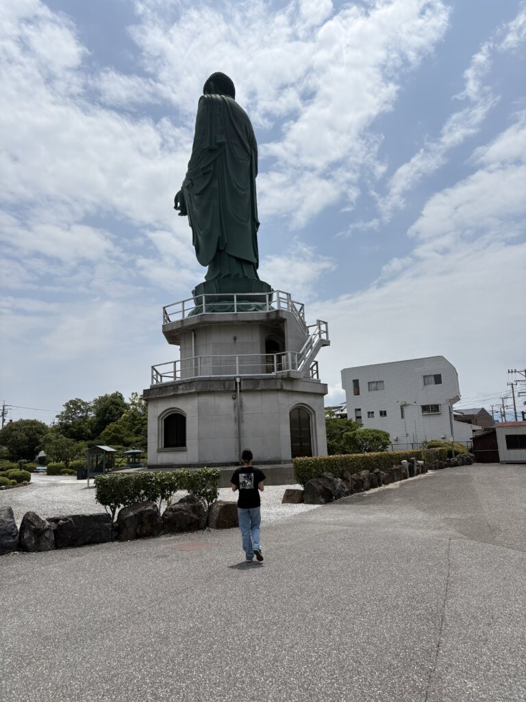 広々とした駐車場より