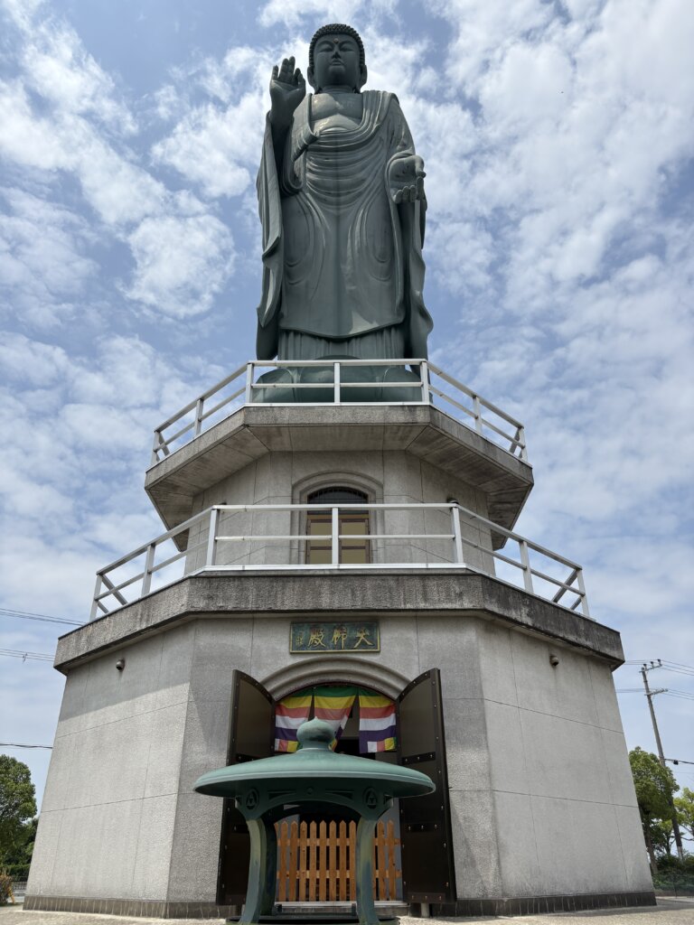 びわこ大仏真下から