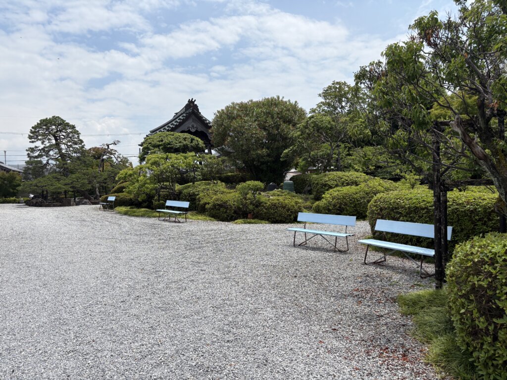 境内にならぶベンチ
