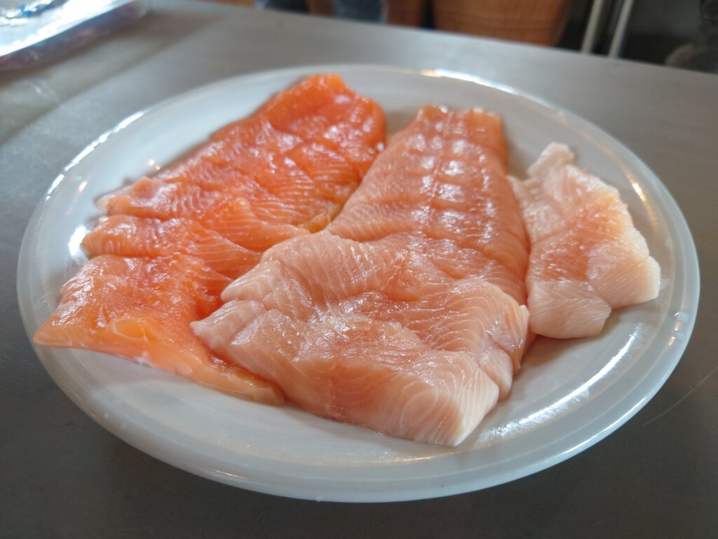 ビワマスの刺し身