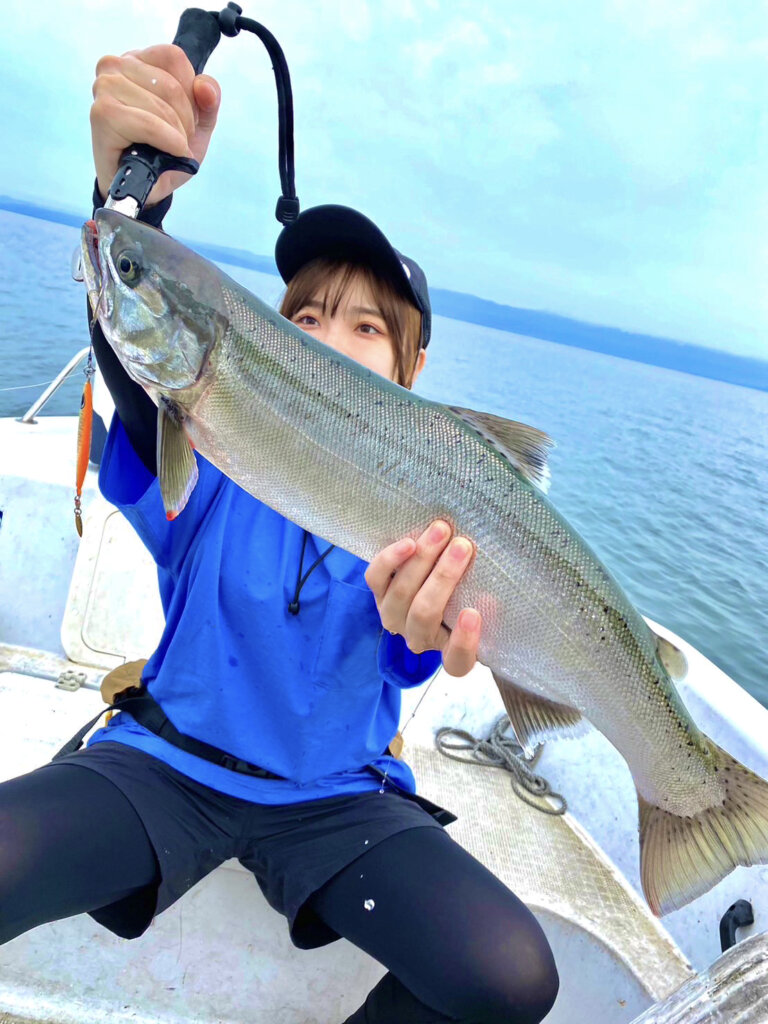 ビワマスを釣る女性