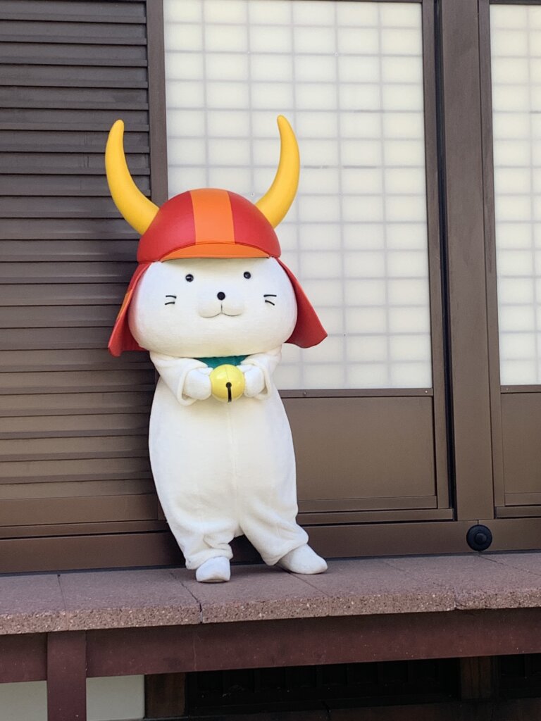 すずをみせびらかすひこにゃん