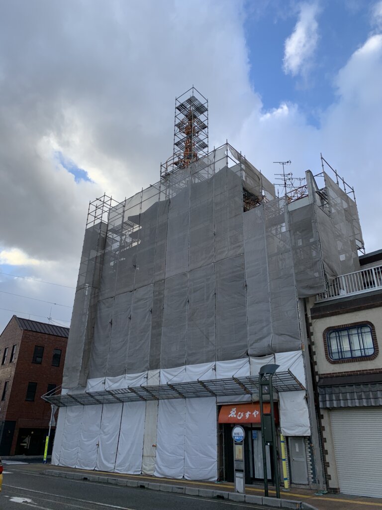 工事用足場に囲まれた長浜タワー